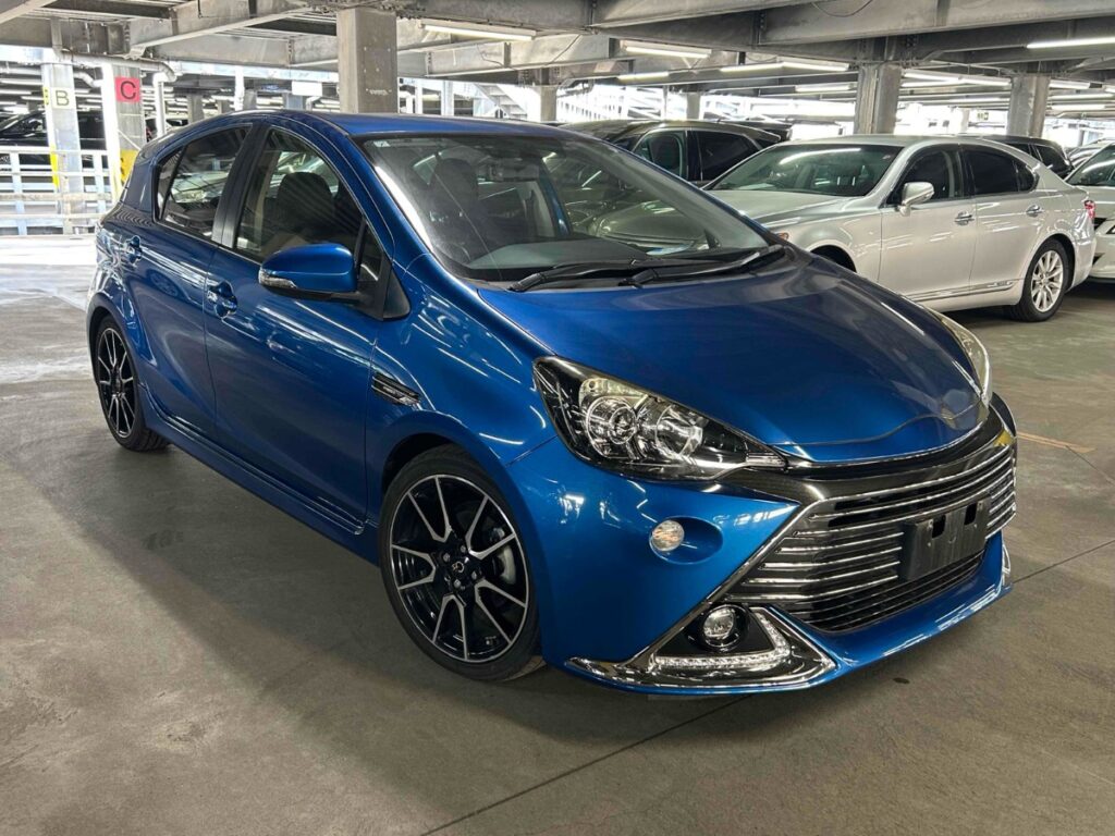 side view of 2015 Toyota Aqua