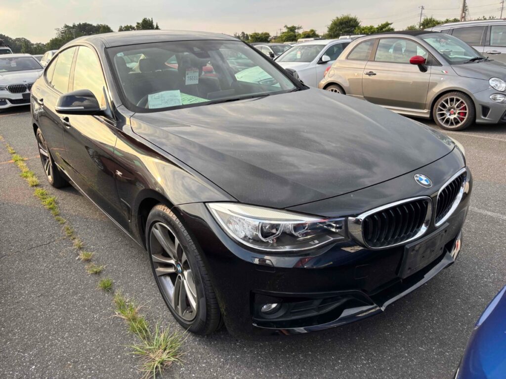 front side view of 2014 BMW 320i