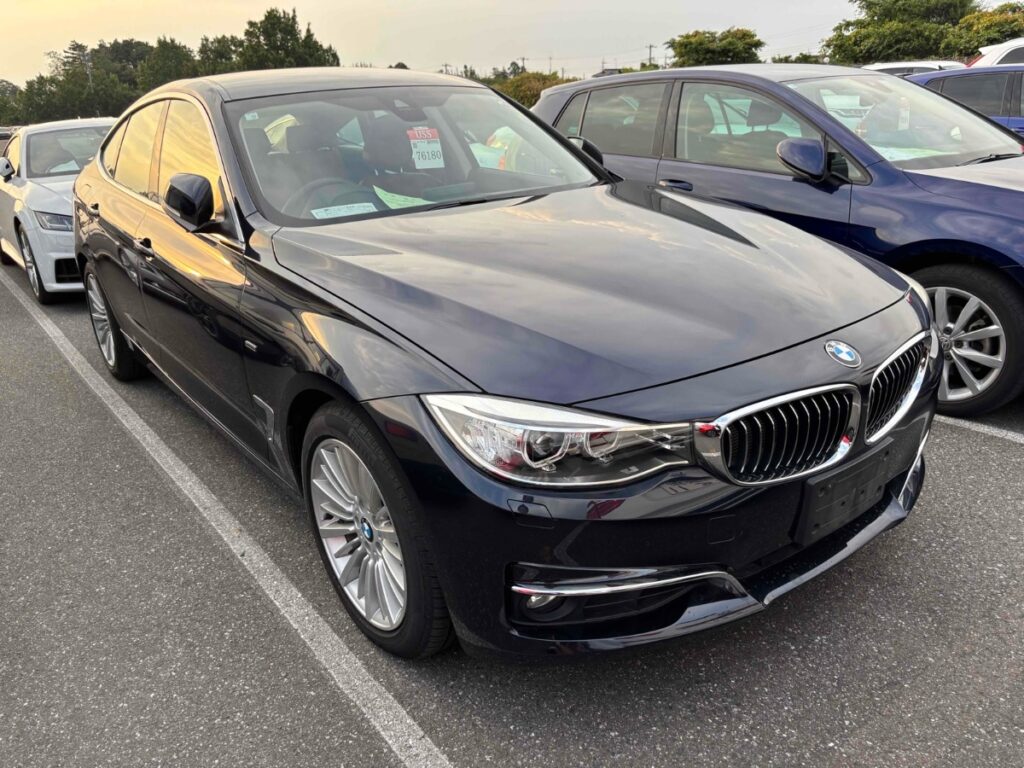 side view of 2014 BMW 320i