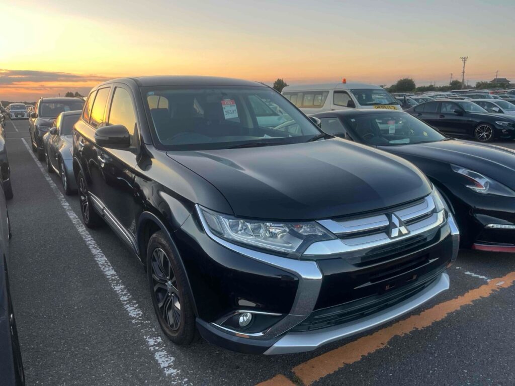 front side view of used 2016 Mitsubishi Outlander