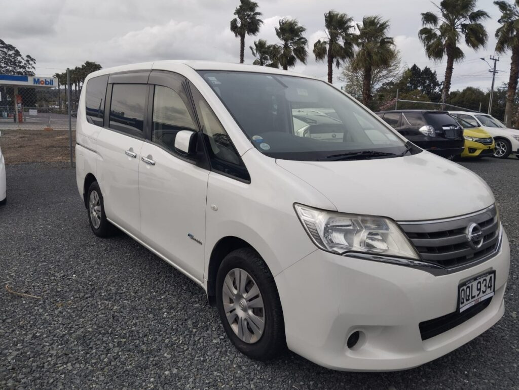 side view of 2013 Nissan Serena