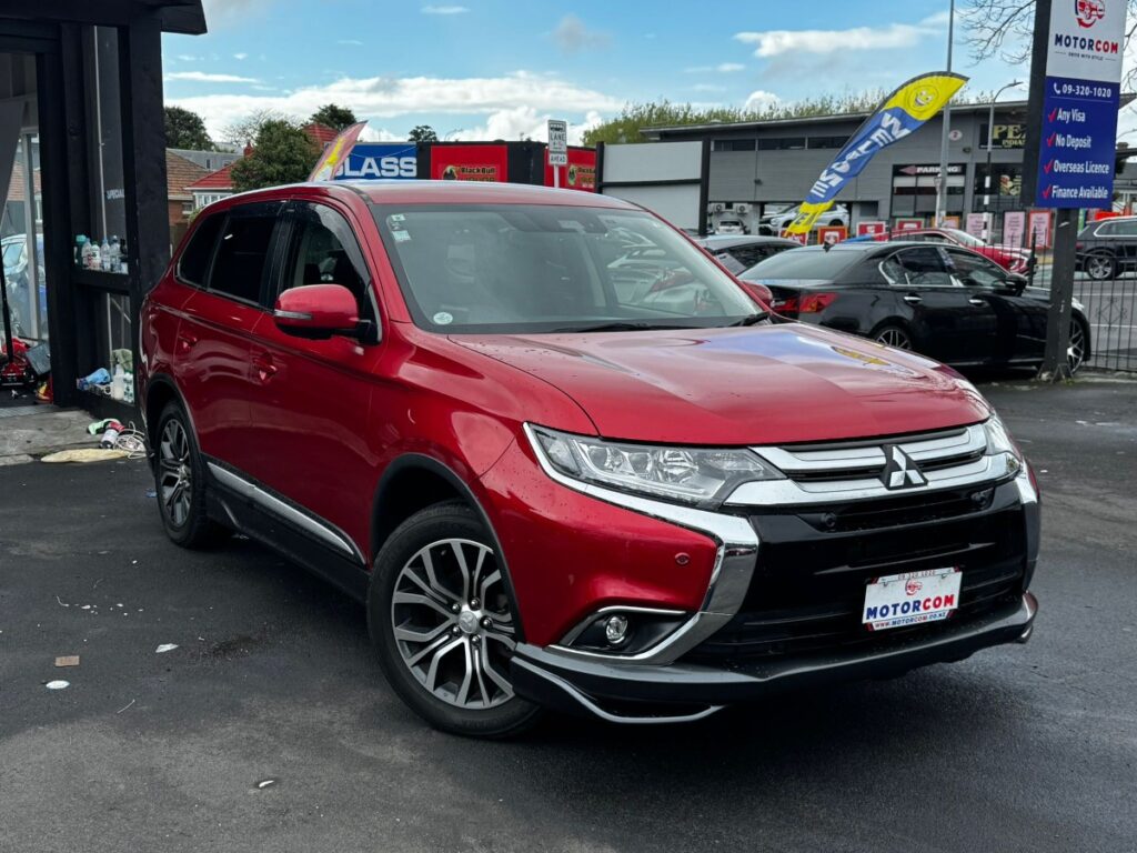 side view of 2017 Mitsubishi Outlander