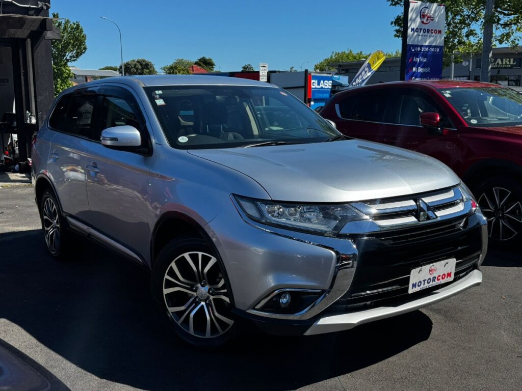 side view of 2016 Mitsubishi Outlander