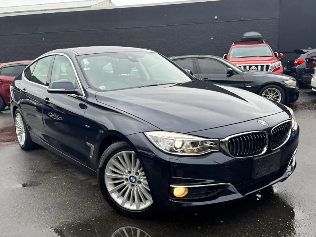 side view of 2014 BMW 320i I GRANTURISMO