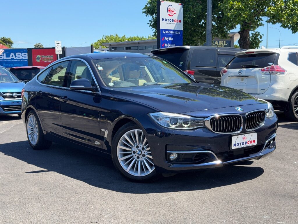 front side view of 2015 BMW 320i
