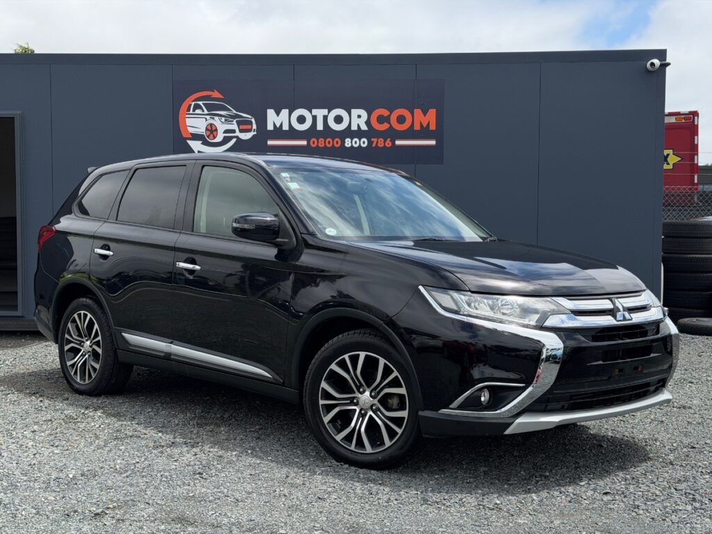 front side view of 2016 Mitsubishi Outlander