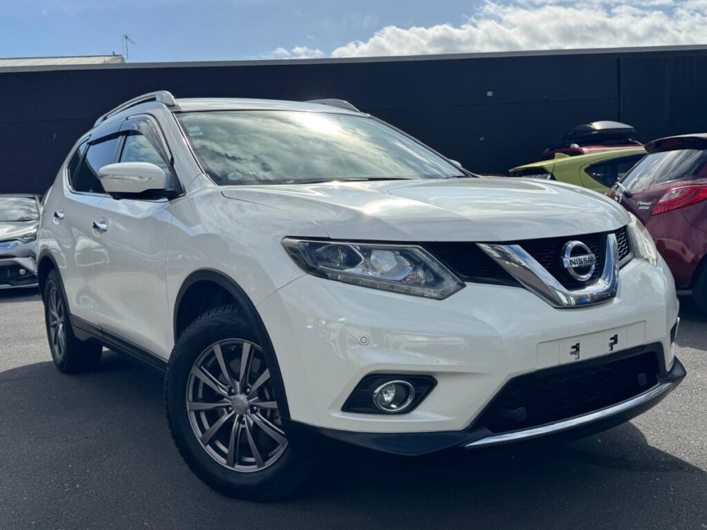 side view of 2016 Nissan X-Trail 20XT