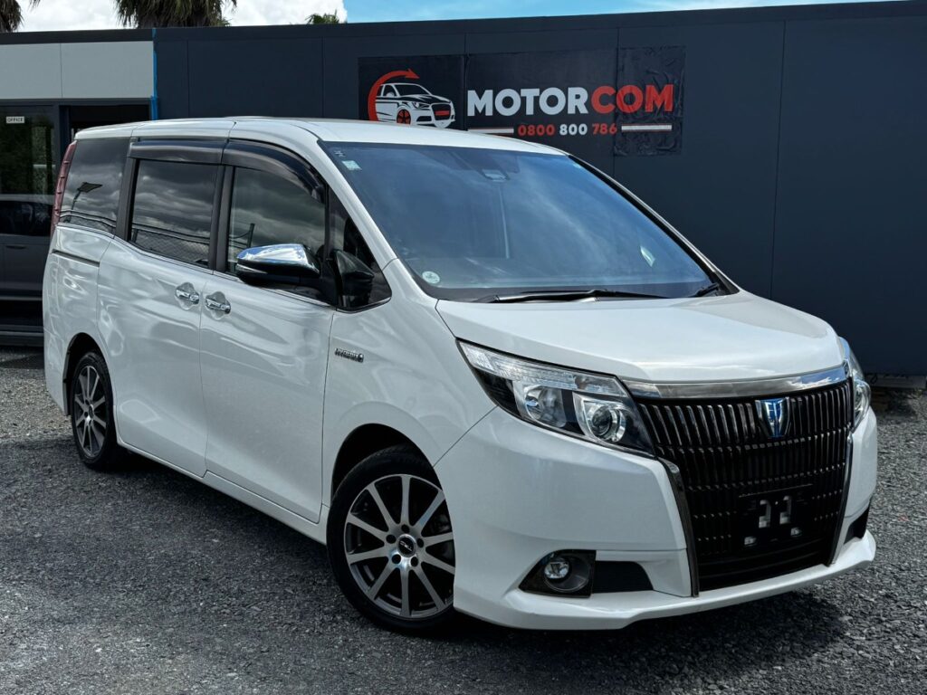 front side view of 2017 Toyota Esquire