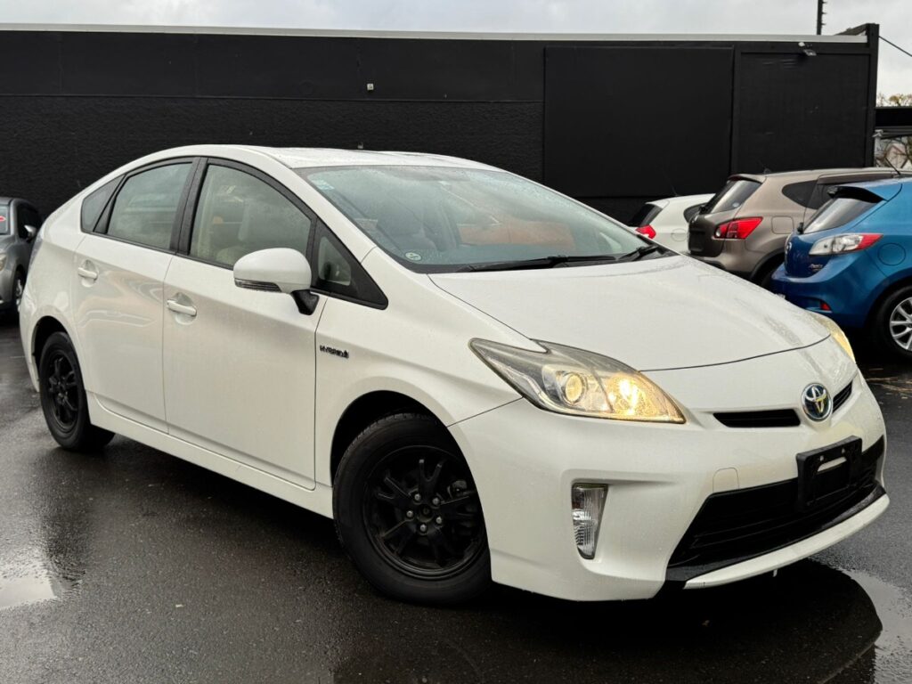 front side view of white 2014 Toyota Prius