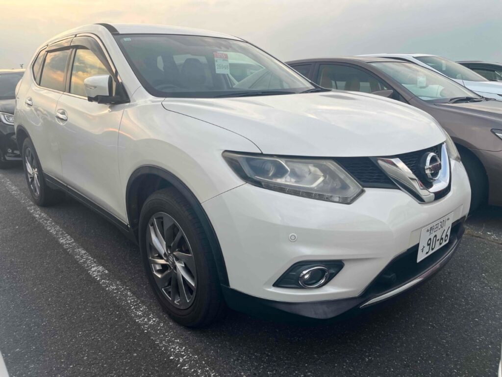 front side view of 2016 Nissan X-Trail