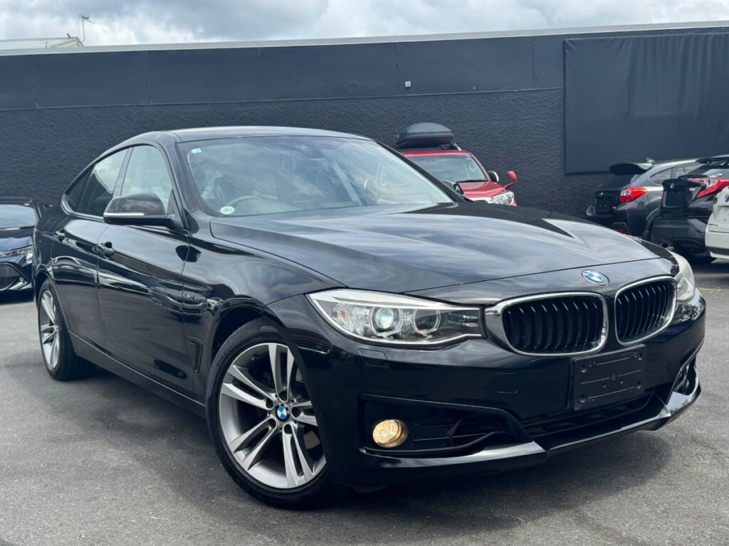 front side view of 2014 BMW 320i