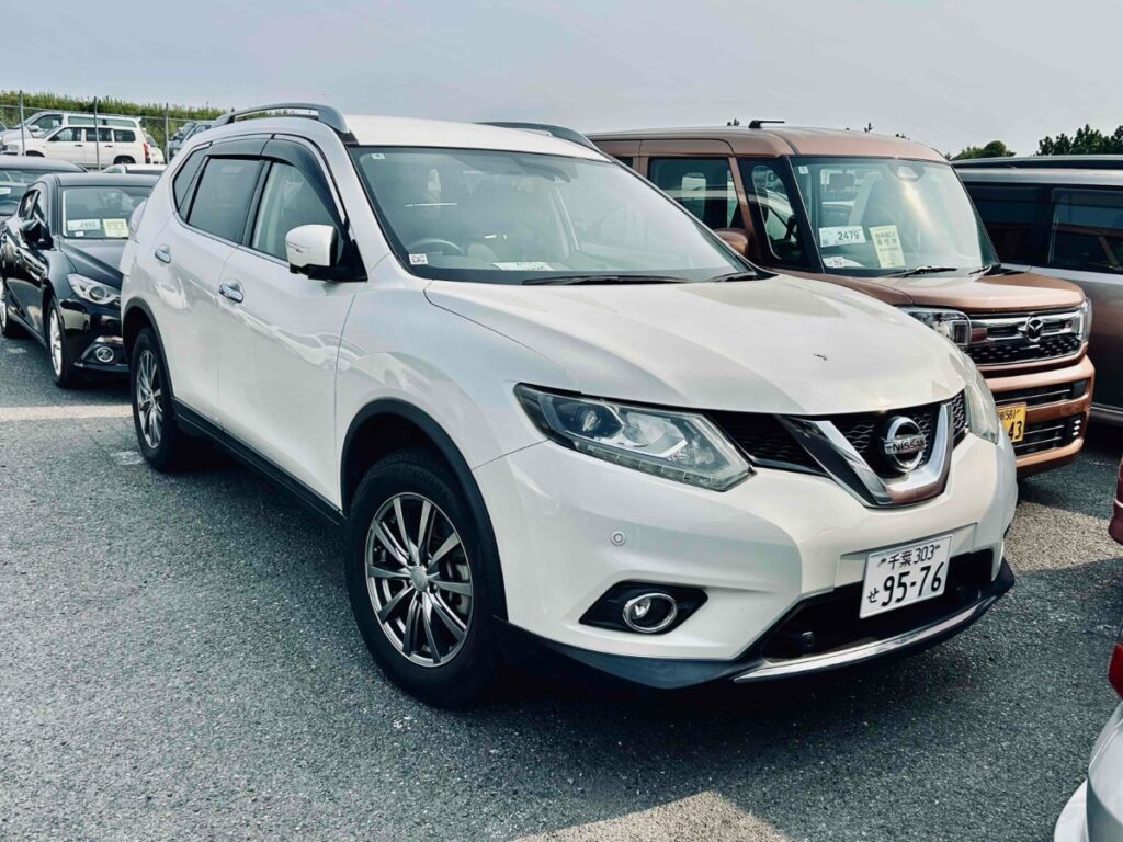 side view of 2016 Nissan X-Trail