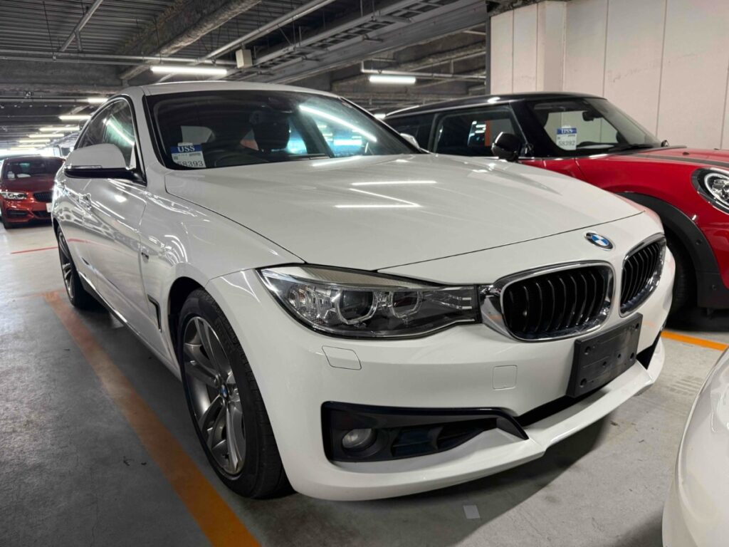 front side view of white used car 2014 BMW 320i