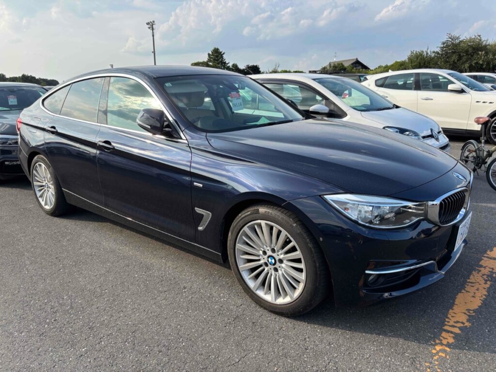 side view of 2014 BMW 320i