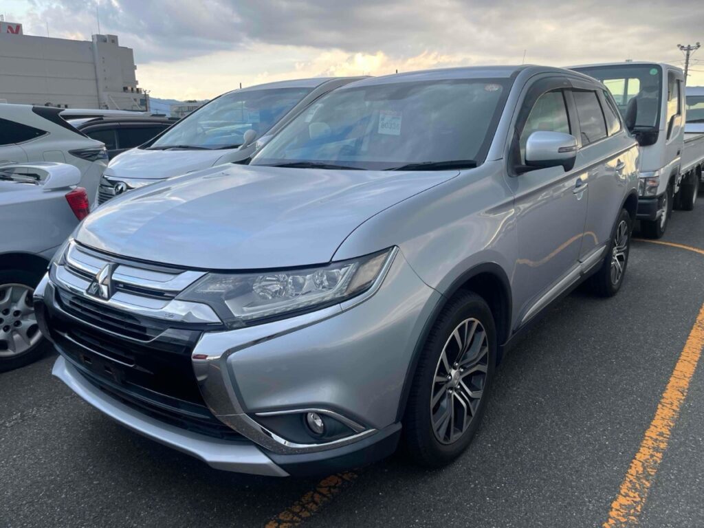 side view of 2016 Mitsubishi Outlander