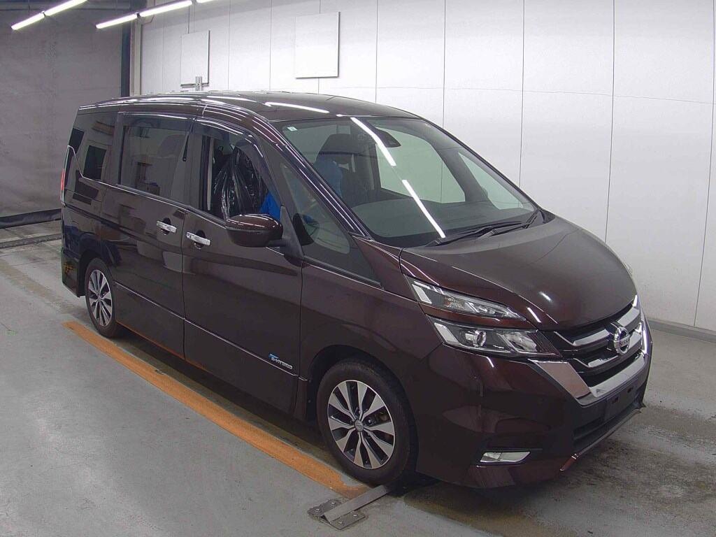 side view of 2018 Nissan Serena