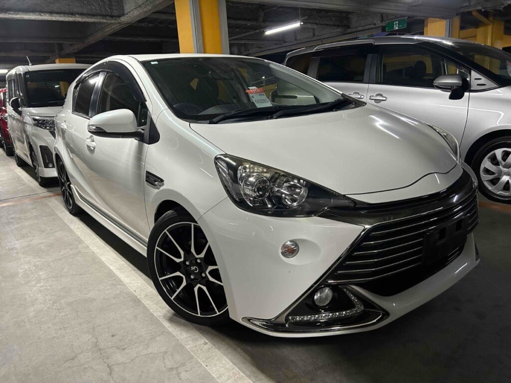pearl white 2014 Toyota Aqua G side view