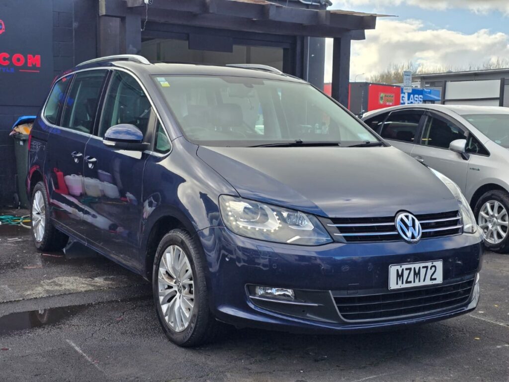 side view of 2013 Volkswagen Sharan