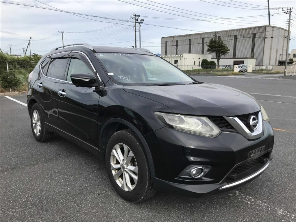 side view of 2016 Nissan X-Trail