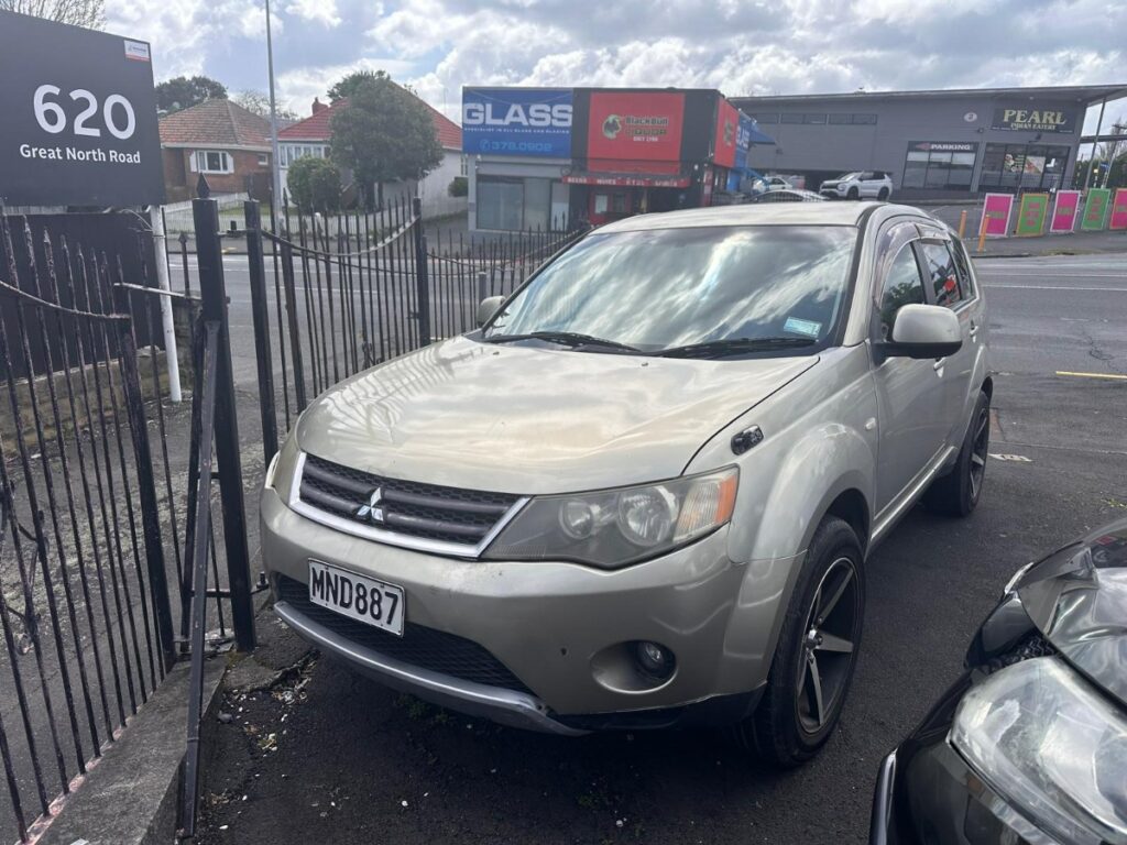 front side view of 2006 Mitsubishi Outlander