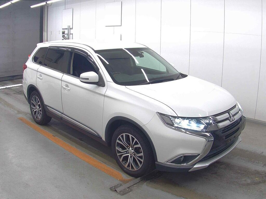 front side view of 2017 Mitsubishi Outlander