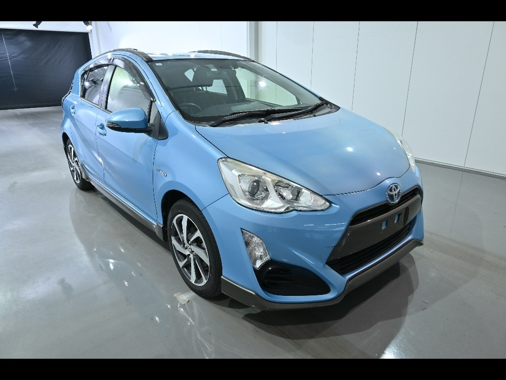 front side view of used 2014 Toyota Aqua