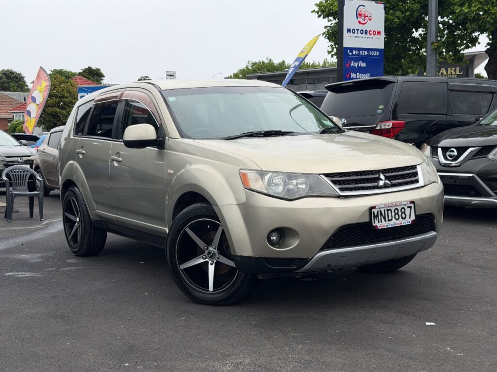 side view of 2006 Mitsubishi Outlander