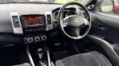 front seats view of 2006 Mitsubishi Outlander