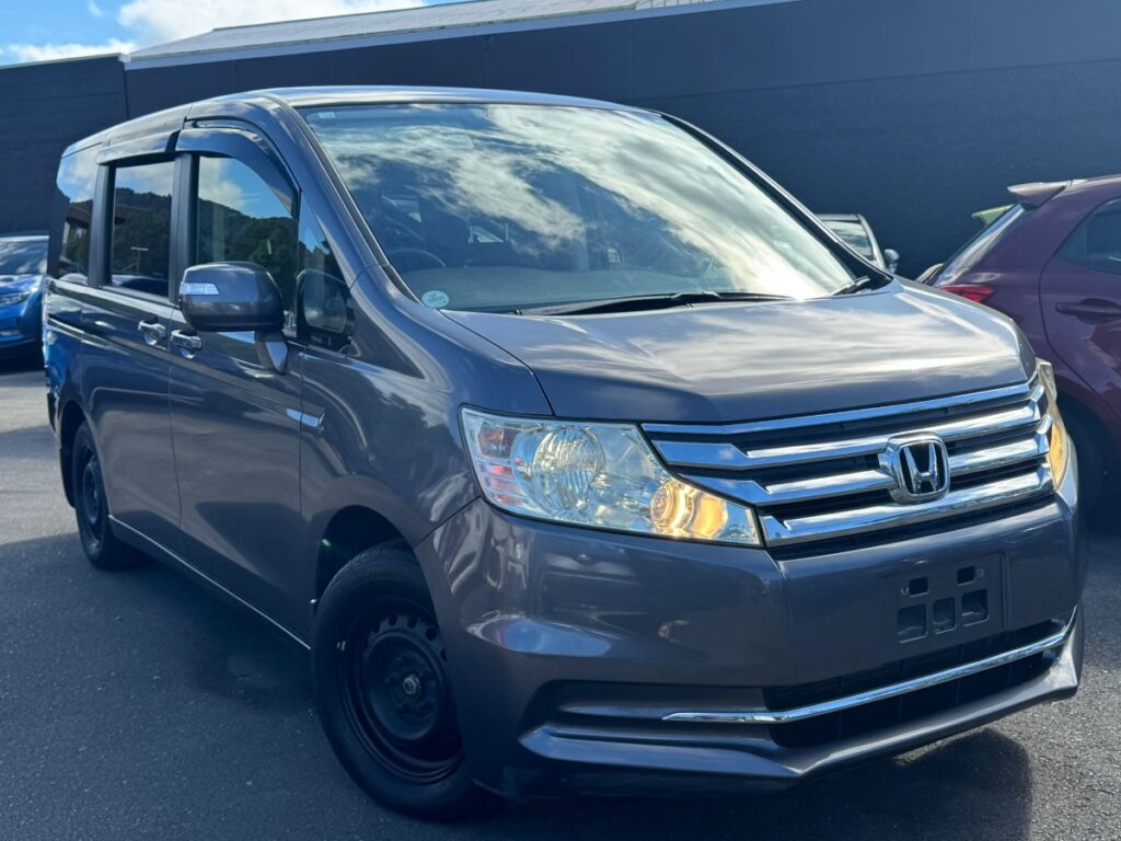 side view of 2014 Honda Step Wagon G