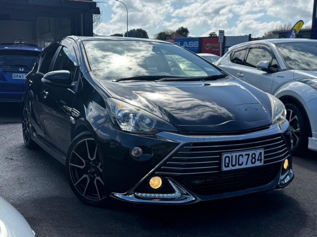 side view of 2014 Toyota Aqua