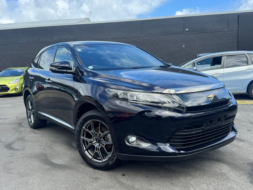 side view of 2014 Toyota Harrier