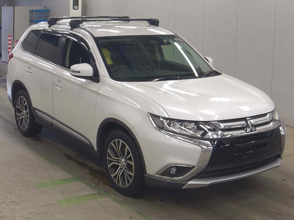 front side view of 2017 Mitsubishi Outlander