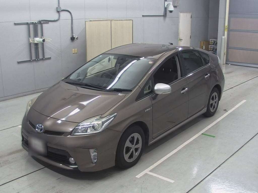 front side view of 2014 Toyota Prius