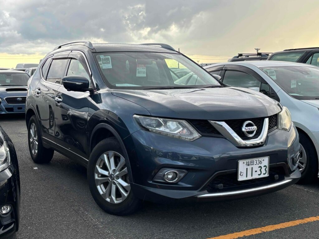front side view of 2016 Nissan X-Trail