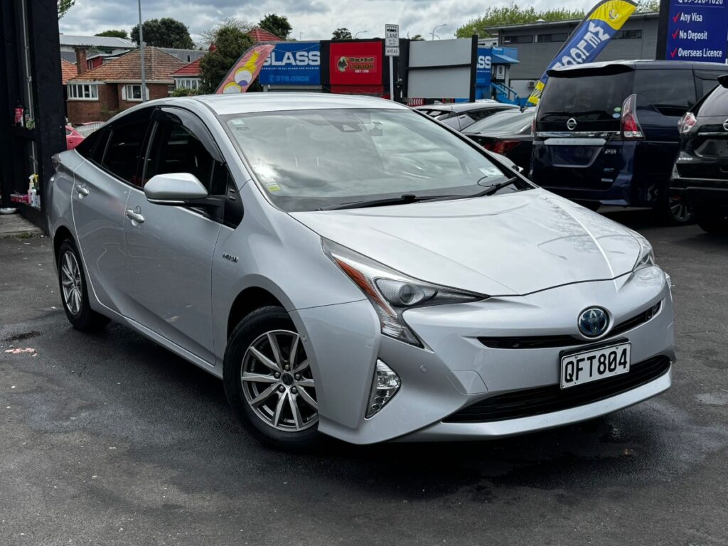 side view of 2017 Toyota Prius
