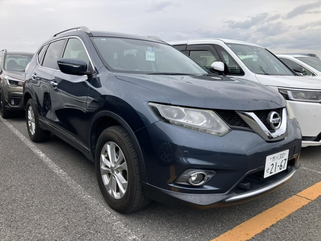 front side view of 2015 Nissan X-Trail