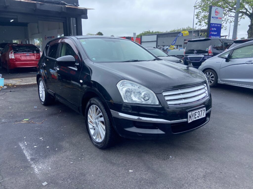 front side view of 2013 Nissan Dualis