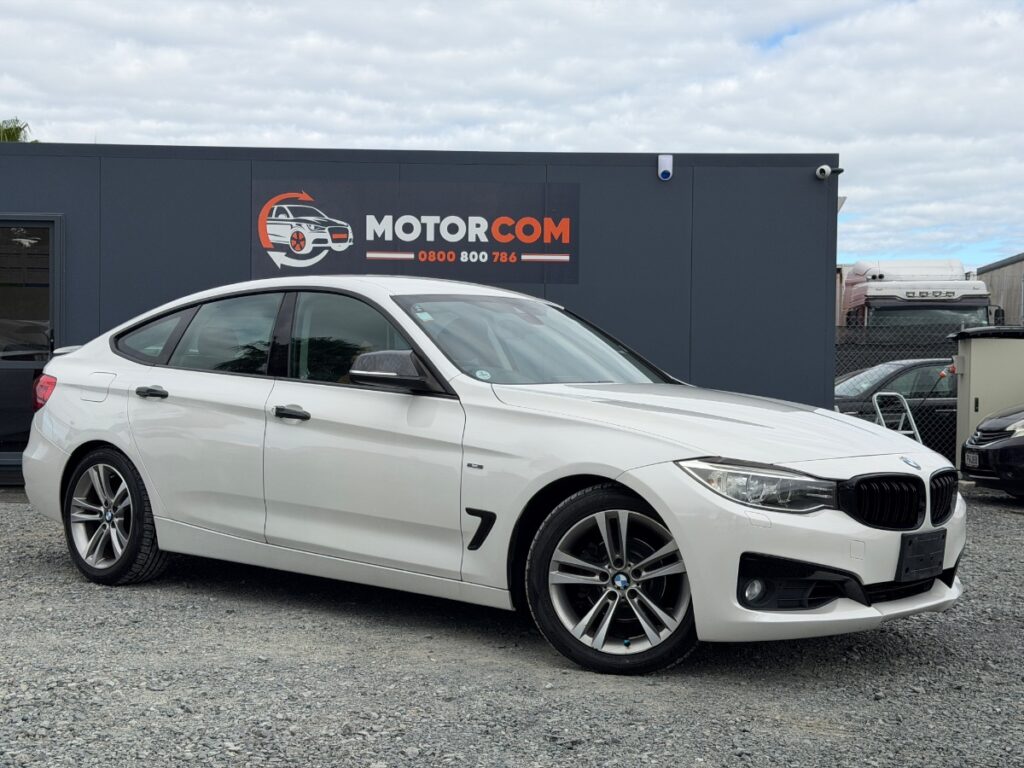 front side view of 2014 BMW 320i