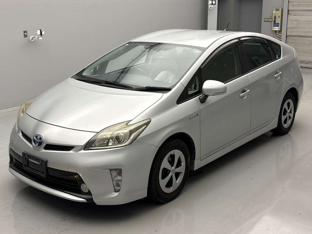 front side view of 2014 Toyota Prius