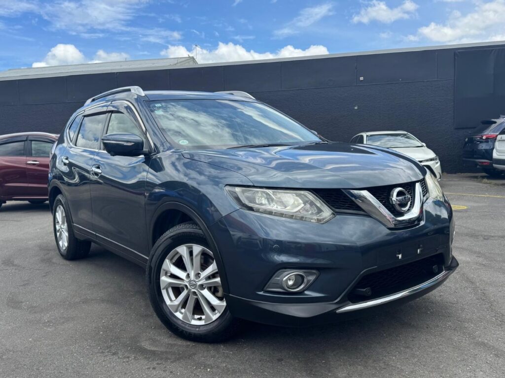 front side view of 2016 Nissan X-Trail