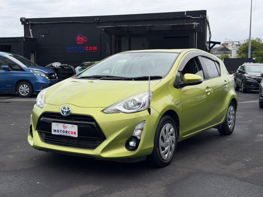 side view of 2016 Toyota Aqua S