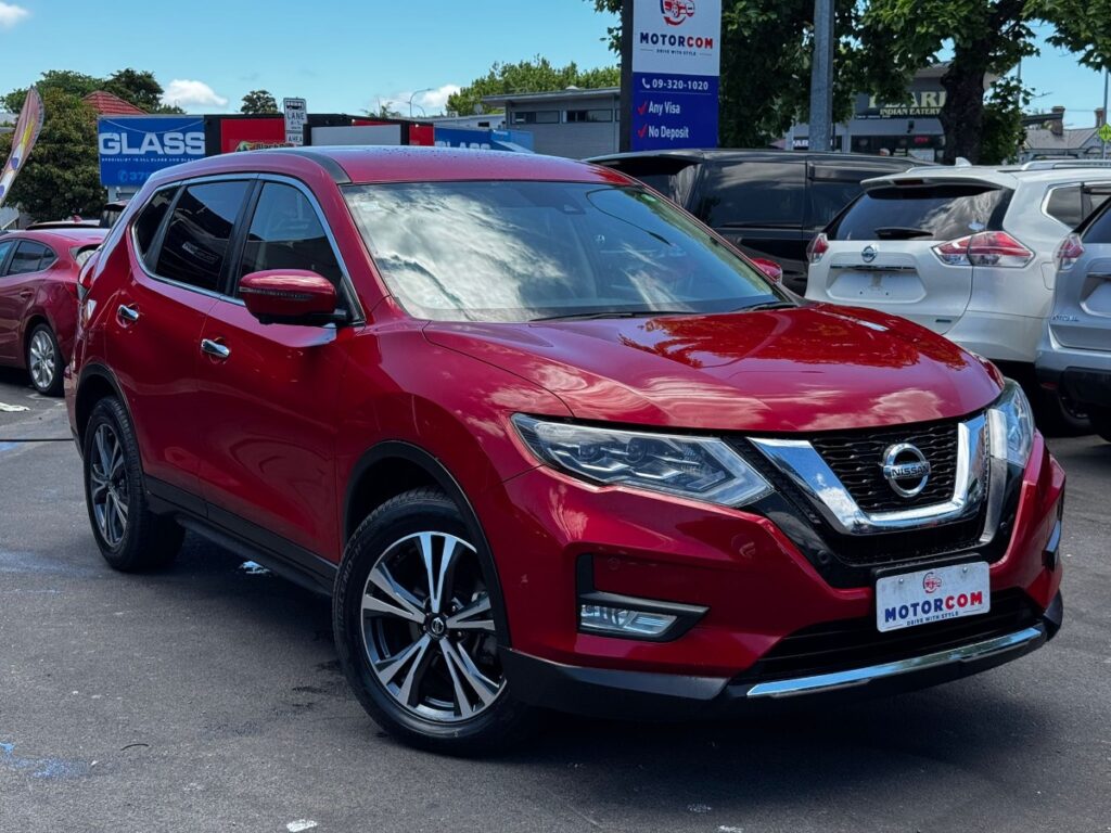 front side view of 2017 Nissan X-Trail 20X