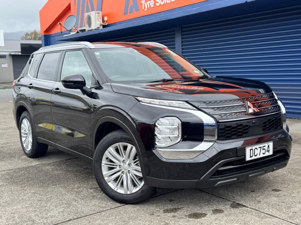side view of 2023 Mitsubishi Outlander