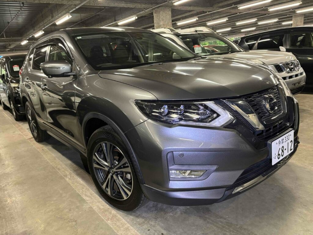 front side view of 2017 Nissan X-Trail