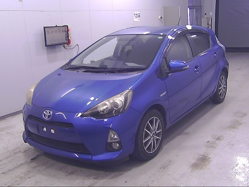 front side view of 2013 Toyota Aqua