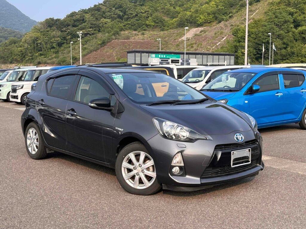 front side view of 2014 Toyota Aqua