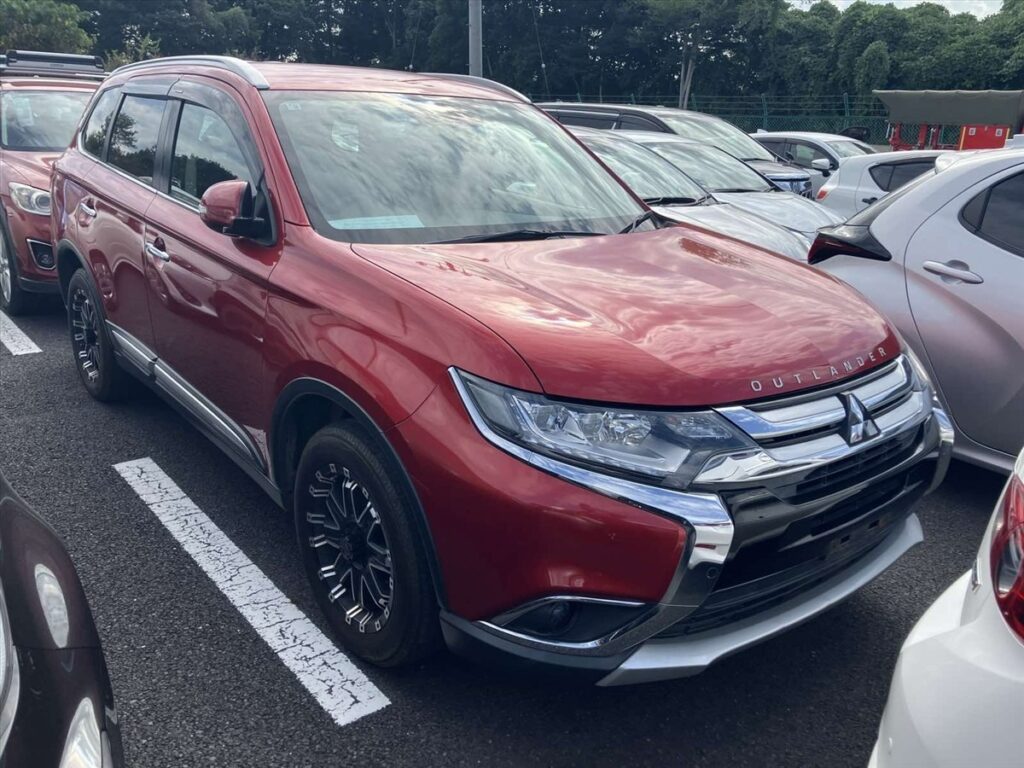 side view of 2016 Mitsubishi Outlander