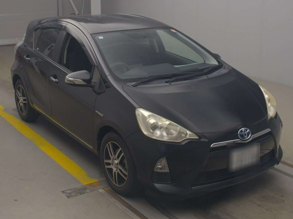 side view of 2013 Toyota Aqua