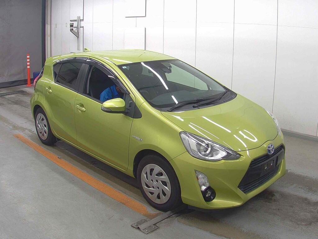 front side view of 2017 Toyota Aqua