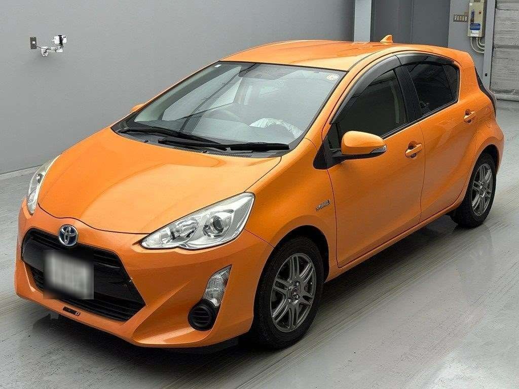 side view of 2015 Toyota Aqua